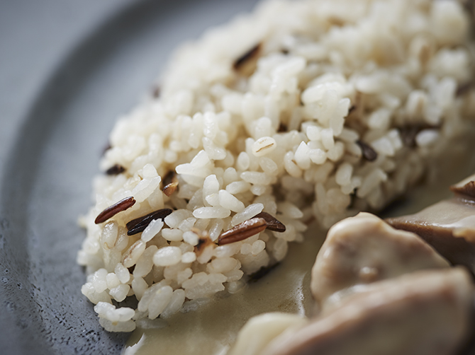 食感楽しい押し麦やワイルドライスを使ったバターライスを付け合わせにご用意しました。