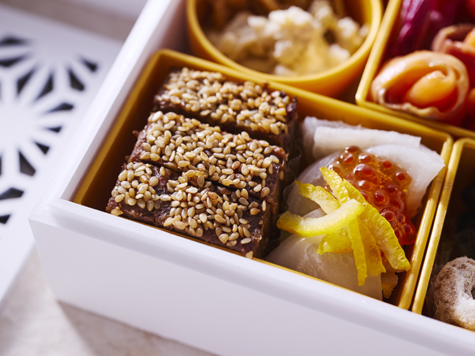 正直で誠実な生き方を願うという意味があるといわれている、おせちの定番の松風焼きを、融合らしくアレンジしました。 甜麺醤、中国料理用醤油、クコの実を使用した中華風の松風焼きは、ワインとの相性も良く、クセになる味わいに仕上げています。