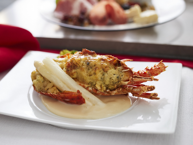 メインとなる魚介料理は、ロブスターグラタン。殻と一緒に焼き上げて香り豊かに仕上げました。チーズのコクと海老の風味が広がります。