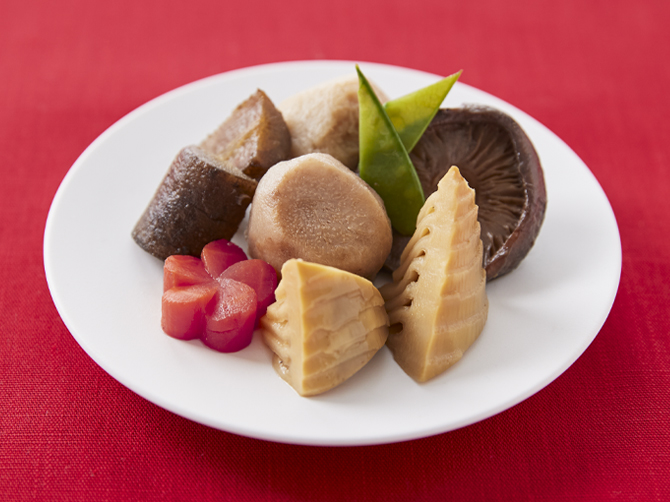 <煮しめ> 里芋・筍、椎茸、ごぼう、金時人参など。だしや調味料を少しずつ変え、素材ごとに丁寧に炊き上げました。