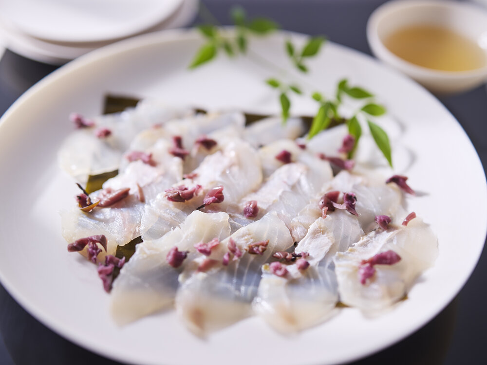 <二段目:昆布〆ひらめ> 昆布の香りと旨みを含んだひらめは、煎り酒を使用したドレッシングでさっぱりと上品な味わいに。