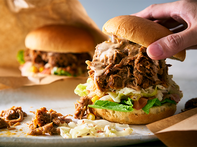 「プルドポークバーガー」は、アメリカ南部の伝統料理プルドポークをボリューミーなバーガー仕立てに。ほぐしたプルドポークを、クリーミーなソースであえたコールスローや、サラダなどと一緒にバンズに挟んで豪快にお楽しみください。