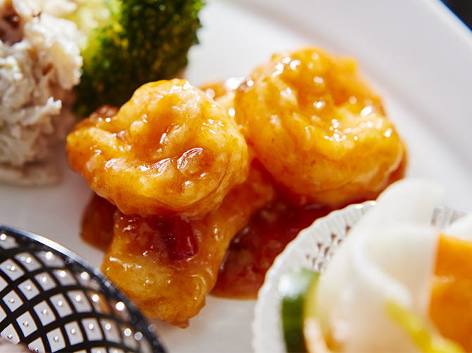 海老とイカのチリソース。野菜の甘みの後に、じんわり広がる辛みは、ご飯のすすむ味わいです。