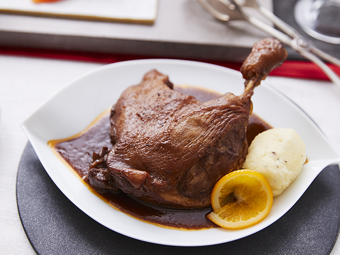 3段目のメインディッシュは、鴨のもも肉。赤ワインで煮込み、風味豊かに。骨付きにすることで鴨の旨みを十二分に味わっていただけるメニューです。