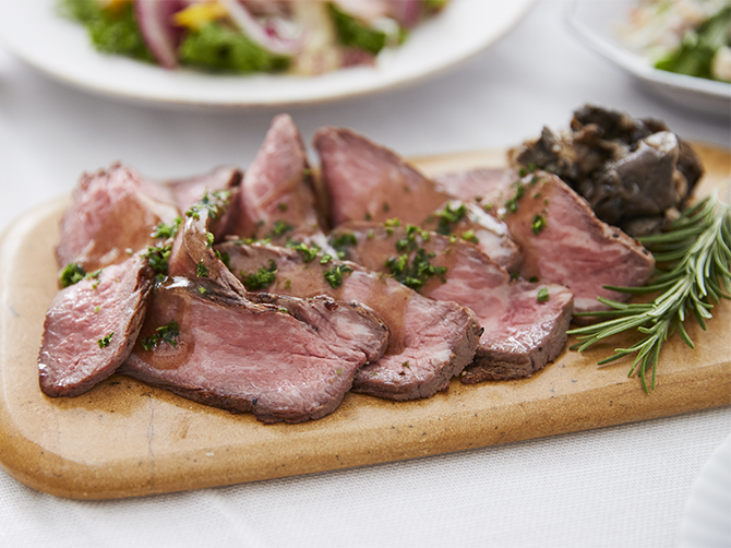 グリルしたあとに、じっくり加熱することで表面の香ばしい香りと柔らかな食感を引き出した牛肉グリル。グレイビーソースが、牛肉の旨みを引き立てます。
