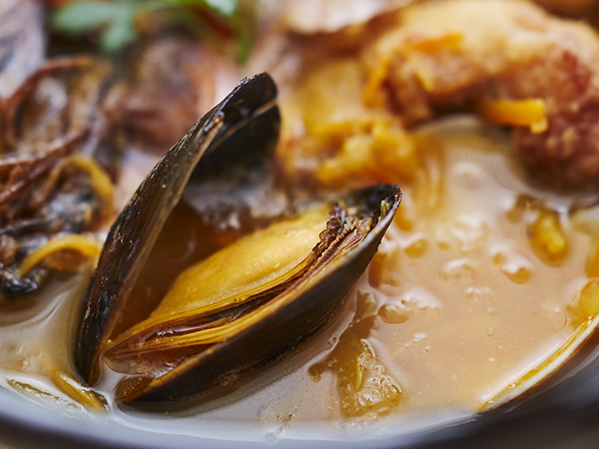 ブイヤベースとは世界三大スープのひとつといわれ、南フランスの郷土料理。そんなエッセンスをアレンジした魚介を楽しむ鍋メニューです。