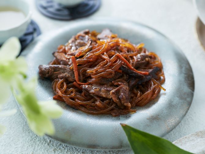 牛肉と野菜を甘辛く味付けしたプルコギと、春雨を合わせたチャプチェです。ついついお箸がすすむ味わいです。