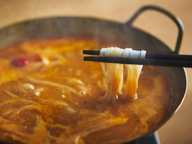 鍋料理の楽しみの一つは、“しめ”を加えて、スープまで余さず堪能すること。このメニューには、つるっとした舌ざわりと、スープが程よく絡むフォーをセットにしています。