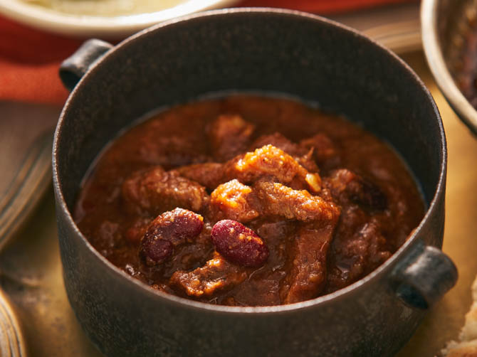 【ポークビンダルー(210g)】 お肉は、白ワインビネガーと白ワインでマリネしてからカレーにしています。タマリンドやトマトを合わせたルーを合わせて、酸味と旨みが融合した一品に。仕上げはカスメリティでほのかな甘みを。