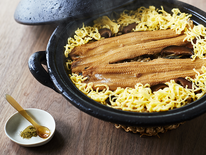 お好みで付属の「粉山椒」をかけてお召し上がりください。爽やかな香りとピリッとした風味が、穴子の旨みを引き立てます。