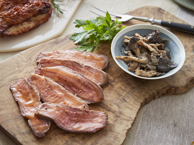 グリルしたあとに加熱することで、表面の香ばしい香りを引き出した牛肉グリル。トリュフ香るソースが、牛肉の旨みを引き立てます。
