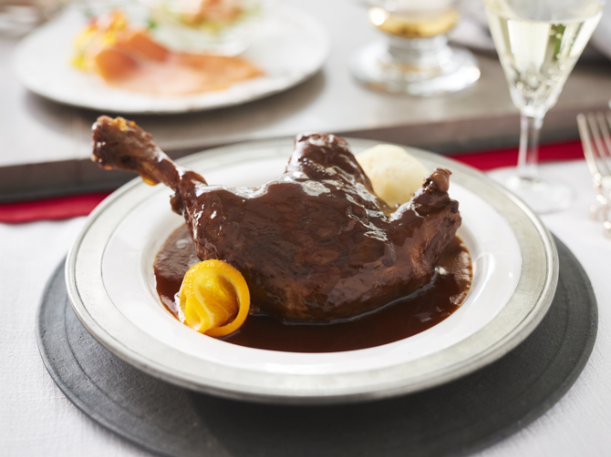 肉料理のメインディッシュは、合鴨のもも肉を赤ワインで煮込んで風味豊かに。骨付きにすることで、合鴨の旨みを余すことなく味わっていただけます。