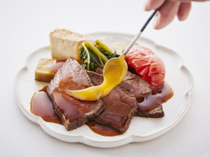 お好みで「黄身だれ」をつけて。醤油ベースのあんの味わいにまろやかさが加わります。