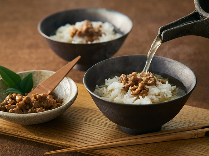「鴨味噌」は、鴨の旨みに白味噌や八丁味噌を合わせ、コクと深みを出しました。ごはんに鴨味噌をのせて、かつおと昆布の旨みがひろがる「茶漬けだし」をかけてお召し上がりください。