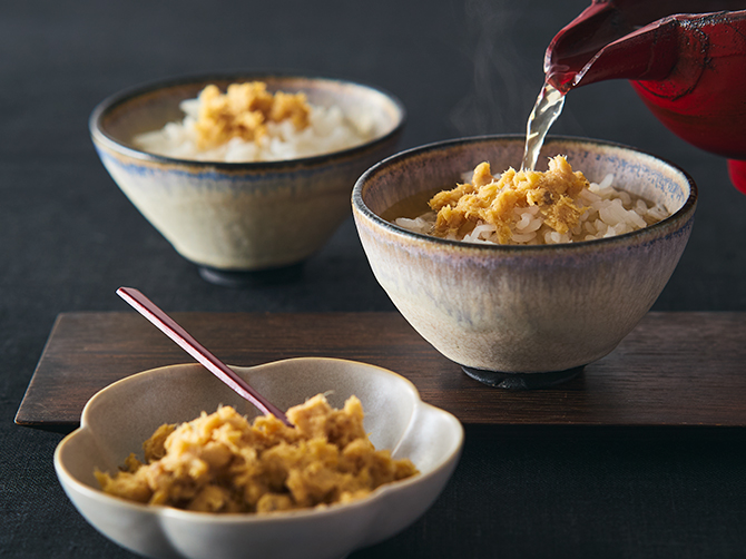 「鯛味噌」は。鯛の上品な旨みが味噌のコクで濃厚な味わいに。ごはんに鯛味噌をのせて、かつおと昆布の旨みがひろがる「茶漬けだし」をかけてお召し上がりください。