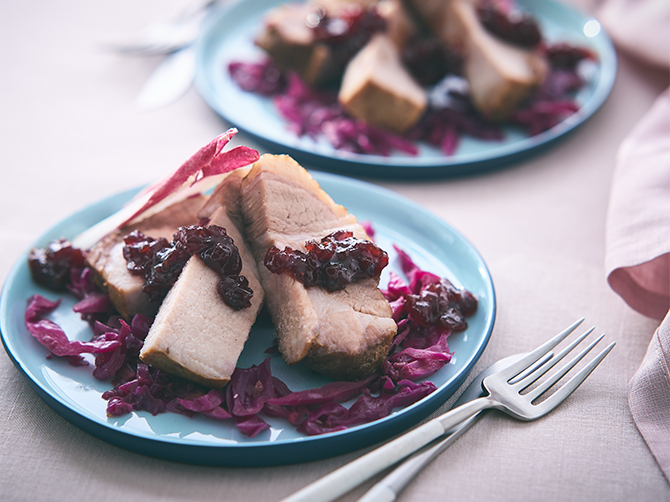 北欧料理ならではのフルーティーソースで味わう「ポークローストと紫キャベツのりんご煮添え」は、 「フレスケスタイ」と呼ばれるローストポークをイメージ。大きめにカットした豚肉に、甘酸っぱい紫キャベツのりんご煮を添えて。