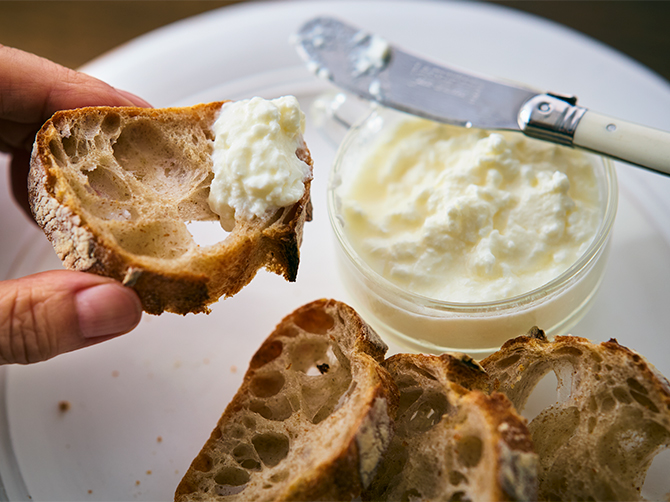 「フロマージュブラン」は、サラダにトッピングするだけでなく、バゲットにつけても美味しくお召し上がりいただけます。※バゲットは、セット内容に含まれません。