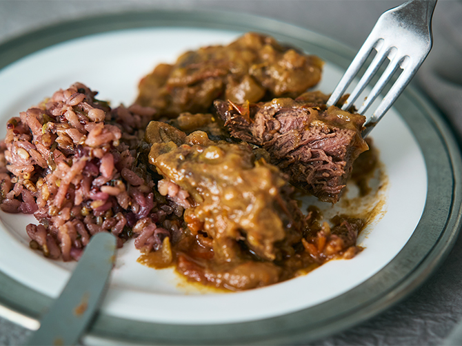 ベネチアのあるヴェネト州ヴェローナの名物料理「馬肉の煮込み(パスティッサーダ)」は、赤ワインで玉ねぎをじっくり炒めて馬肉を煮込んだ料理。隠し味にイチゴを使い口当たりよく仕上げた、ラディッキオのリゾットを添えて。