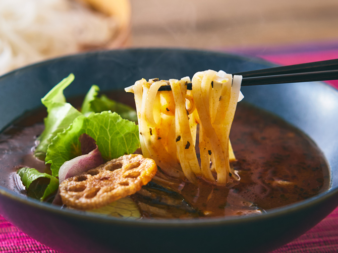 〆にはフォーを入れて、アレンジも。最後の一滴までお楽しみいただけます。