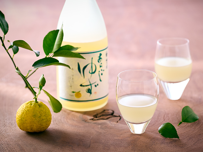 厳選された国産ゆず果汁を、日本酒とブレンドした「あらごしゆず」。ほどよい酸味と、爽やかな香りをおたのしみいただけます。日本酒が果実感を引き立てる、ゆずを堪能できる一杯です。