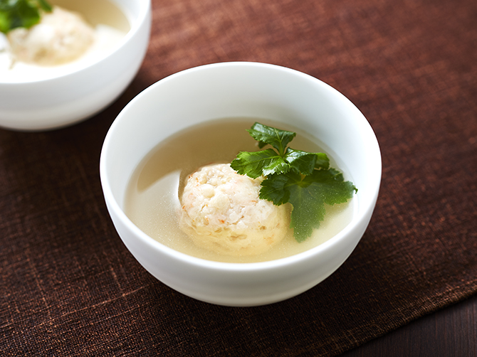 ふわっとした食感の海老しんじょうのお吸い物をご一緒に。※三つ葉はセットに含まれません。