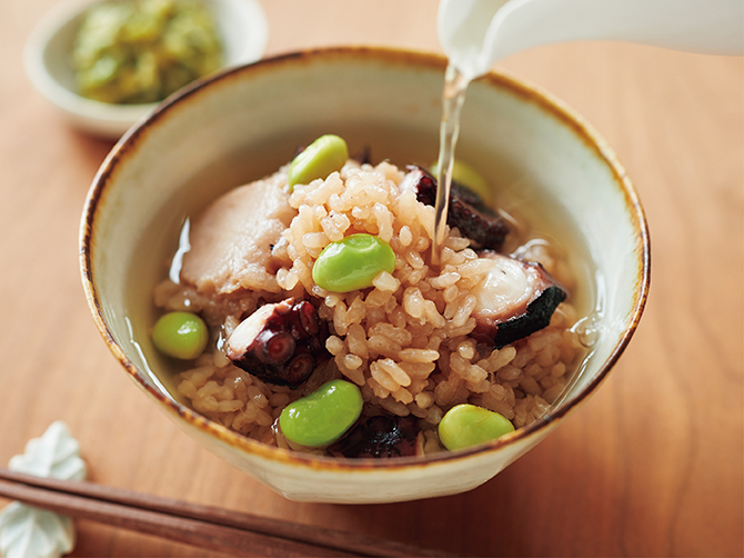 炊き立てを味わった後は、だしを掛けてさらりとお茶漬けに。最後まで存分に楽しめます。