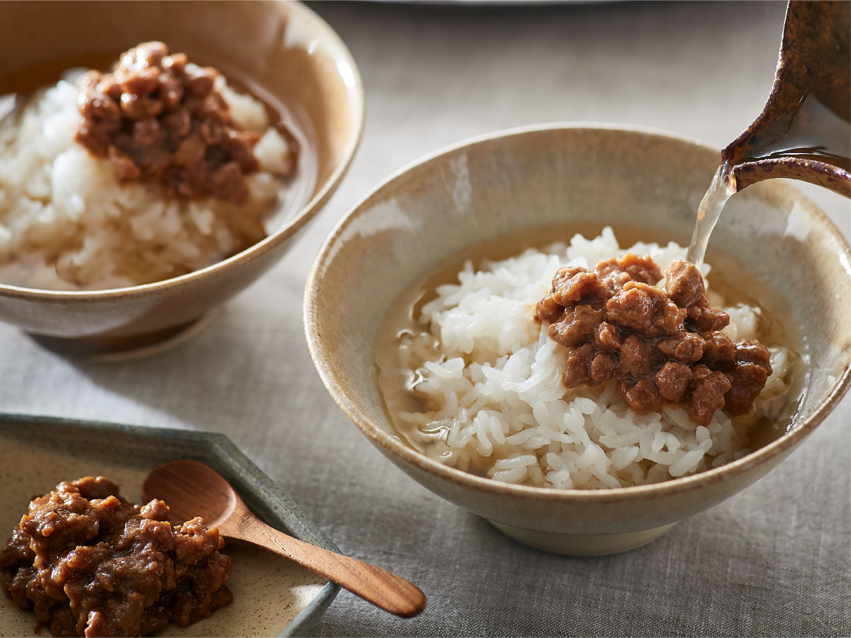 「鴨味噌」をのせて「茶漬けだし」をかければ、〆にぴったりのだし茶漬けに。 ※ご飯はセットに含まれません。