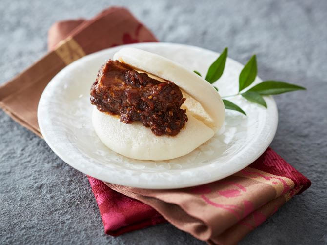 蒸しパンで料理をはさんだり、料理のソースをつけたり、お好みの食べ方で。
