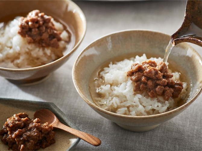 「鴨味噌」をのせて「茶漬けだし」をかければ、〆にぴったりのだし茶漬けに。 ※ご飯はセットに含まれません。