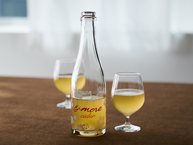 りんごを発酵させて造るシードル。太陽農場のサンふじとシナノゴールドから生まれた「&more cider 辛口」は、りんごの香るさっぱりとした味わい。ほんのり甘い後味も楽しめて、食事のお供にぴったりです。
