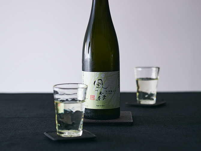 奈良県で生まれたブランド「風の森」で人気の日本酒「風の森 秋津穂657 純米奈良酒 生」。やわらかな旨味とみずみずしい甘みは、和の料理と高めあう味わい。厚みがありながら、日本酒が初めての方でものみやすい一杯です。