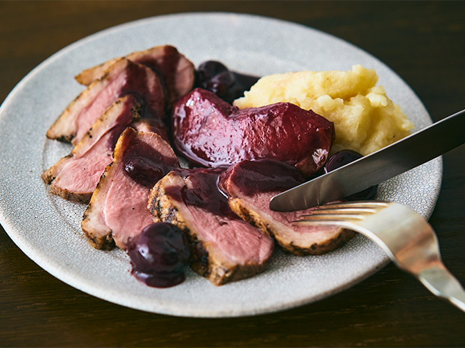表面を焼いてから、真空調理でしっとり仕上げた「ルーアン風合鴨胸肉のロースト」。赤ワインと鶏レバーを使った濃厚なソースには、りんごとダークチェリーを加えてフルーティーに仕上げました。根セロリとポテトのピュレを添えて。
