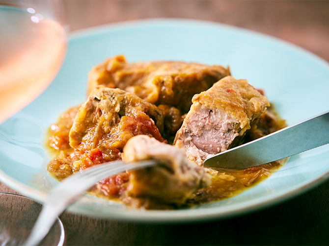 ナポリでジェノベーゼといえば、玉ねぎとお肉を煮込んだ茶色いソースのこと。「豚肉のナポリ風ジェノベーゼ」は、豚肉を玉ねぎととろとろになるまで煮込み、セミドライトマトをあしらいました。