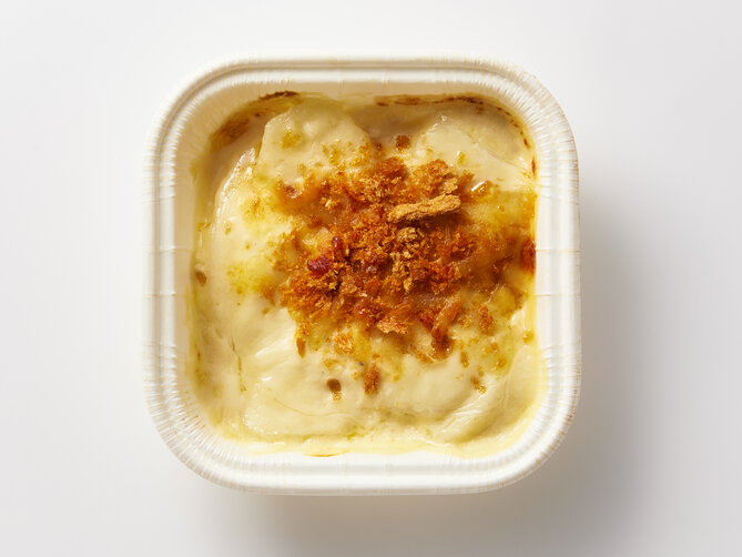 【ドフィノワ じゃがいもグラタン】スライスしたじゃがいもに、クリームソースとチーズでコク深い味わい。グラタンよりも少し濃厚なドフィノワは、ほんのりガーリックとチーズの濃厚さを感じる味わい。数種のチーズやパン粉を加えて焼き上げ、香ばしく仕上げています。ステーキなど肉料理や魚のローストなどの付け合わせにも。