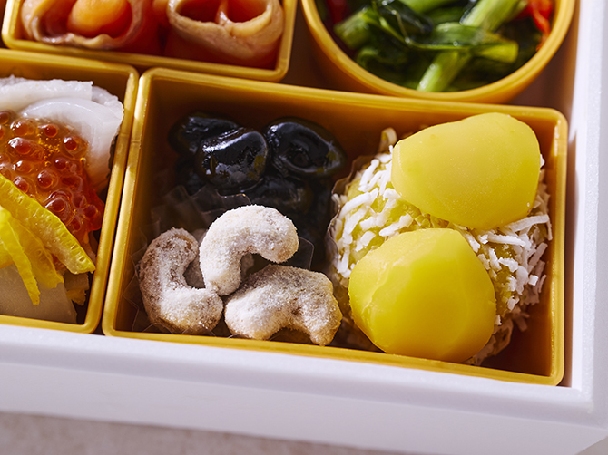 栗の甘みに、ココナッツのやさしい香りをまぶした、ひと味違う栗きんとん。中華おせちならではの新鮮な味わいに仕立てました。箸休めにも、食後の甘味としても楽しめる一品です。