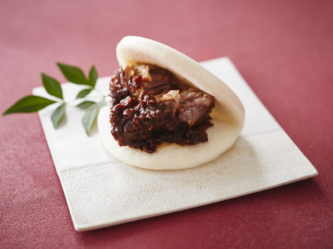 ふわっとした生地の【蒸しパン】には、【牛肉の麻辣煮込み】や【海老のチリソース】を挟み込んでも、美味しくお召し上がりいただけます。