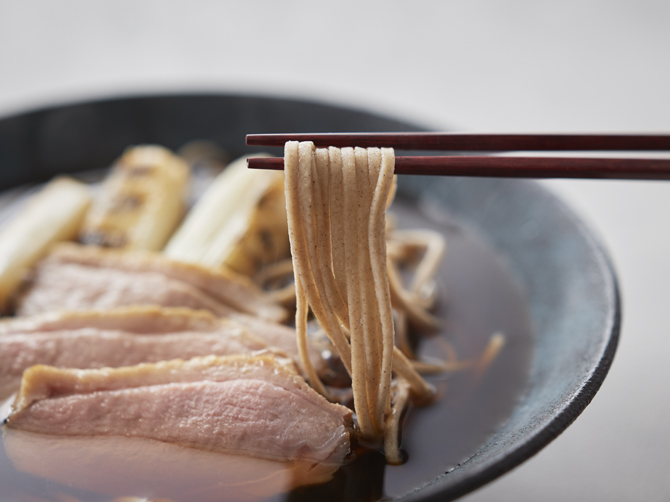 風味のよい八割そばは茹でた後に冷たい水でキュッと締めていただくのが、のど越しの良さのポイントです。 ※やけどにご注意ください。