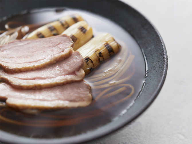 かつお節・昆布・さば節・ウルメ節など、数種類の素材からとった出汁が効いたコクのあるつゆで。