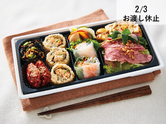 玄米ロール入り30品目のSalad bento