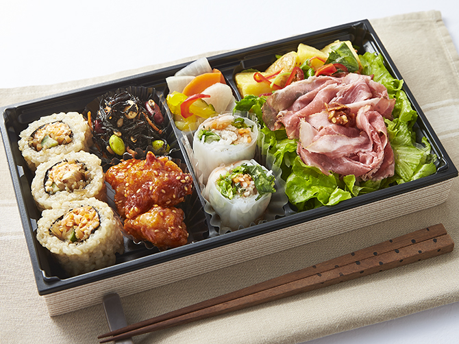 玄米ロール入り30品目のSalad bento
