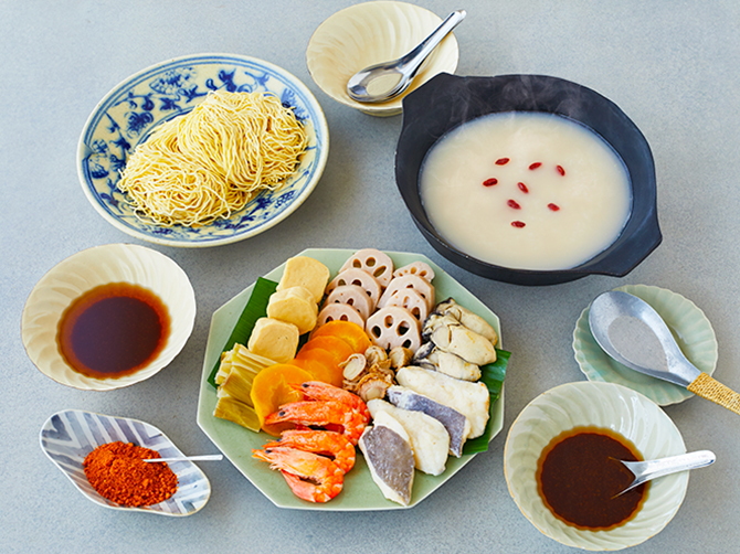 麻辣(マーラー)スパイスの刺激 白湯海鮮火鍋(パイタンかいせんひなべ)