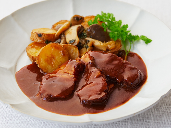黒毛和牛の赤ワイン煮込み ポテトと3種きのこのソテー添え