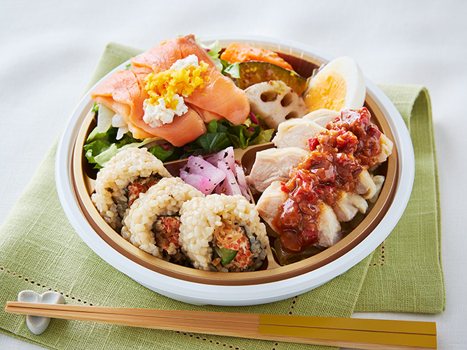スモークサーモンと蒸し鶏の美Salad bento