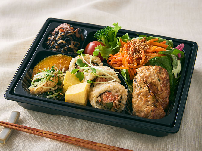 400kcal以下 玄米ロールとつくねの彩り野菜弁当