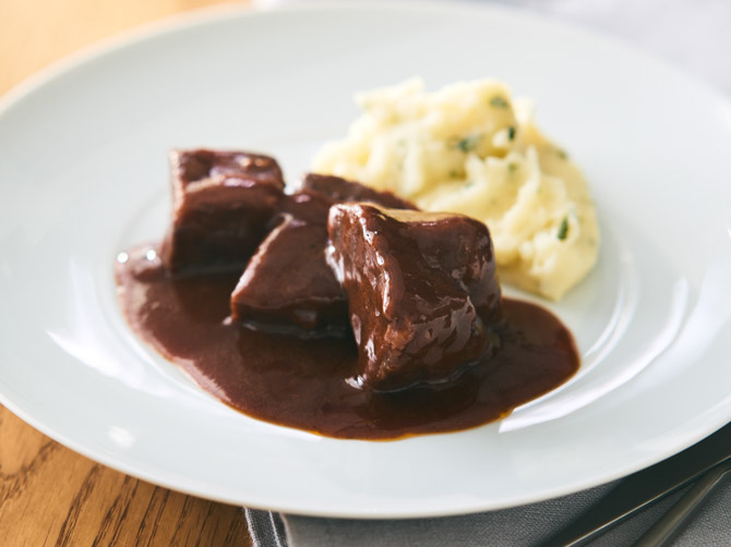 牛ほほ肉の赤ワイン煮込み ポテトピュレ添え