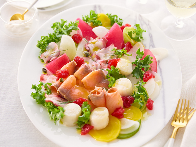 スモークサーモン・タコ・帆立のカルパッチョ風サラダ