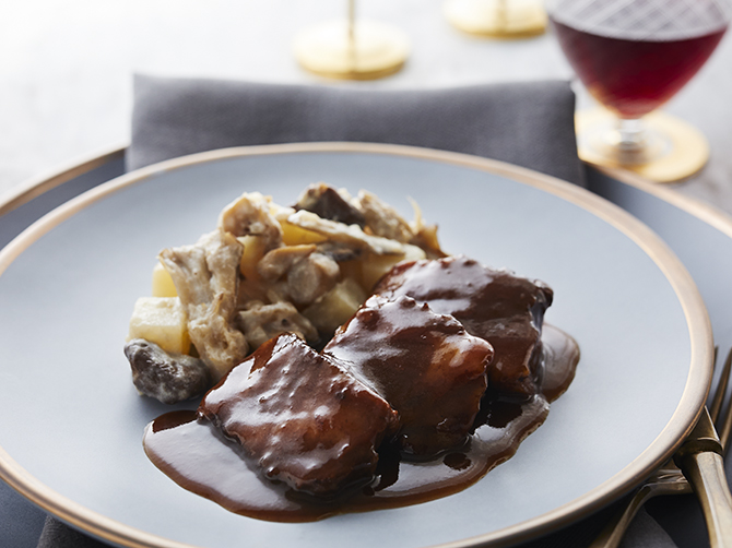 黒毛和牛の赤ワイン煮込み ポテトとキノコのフリカッセ添え