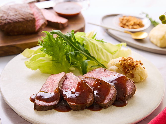 トリュフ香る赤ワインソースで味わう プライムビーフのローストビーフ