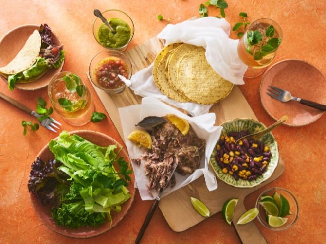 2種サルサで食べる カルニータスのタコス ＜2人前＞