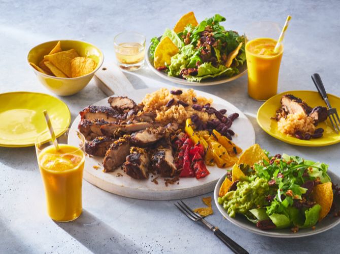 ジャークチキン＆ラムナッツとワカモレのサラダ ＜2人前＞